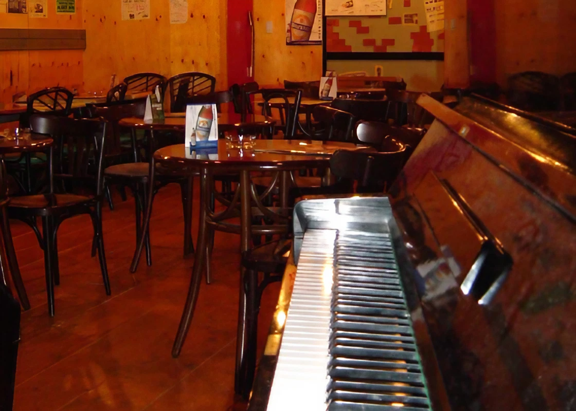 お店のピアノ